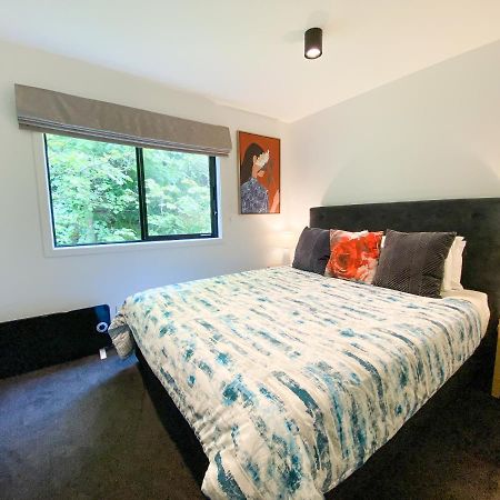 Modern 2-Bedroom Apartment 7-Mins Walk To Queenstown Exterior photo