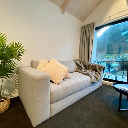 Modern 2-Bedroom Apartment 7-Mins Walk To Queenstown Exterior photo
