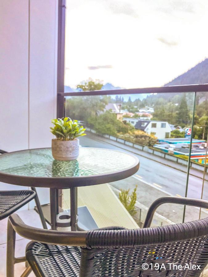 Modern 2-Bedroom Apartment 7-Mins Walk To Queenstown Exterior photo