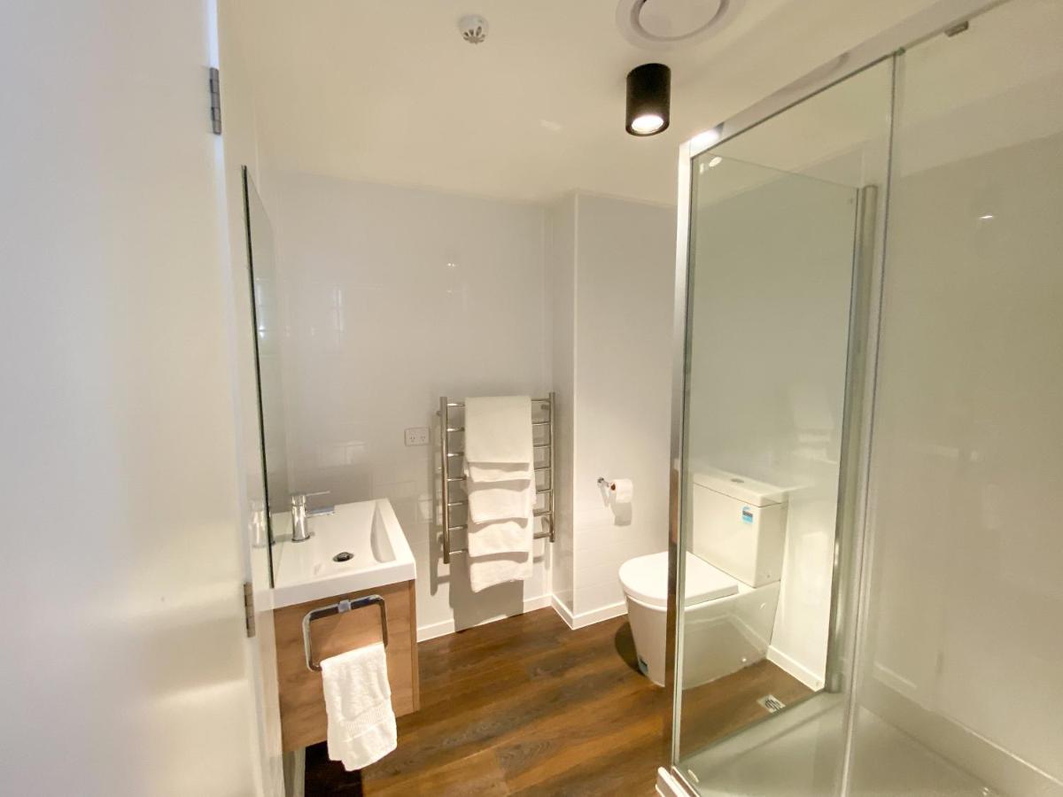 Modern 2-Bedroom Apartment 7-Mins Walk To Queenstown Exterior photo