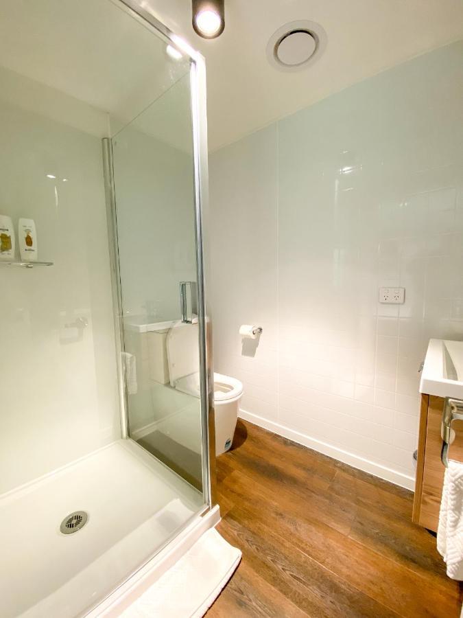 Modern 2-Bedroom Apartment 7-Mins Walk To Queenstown Exterior photo